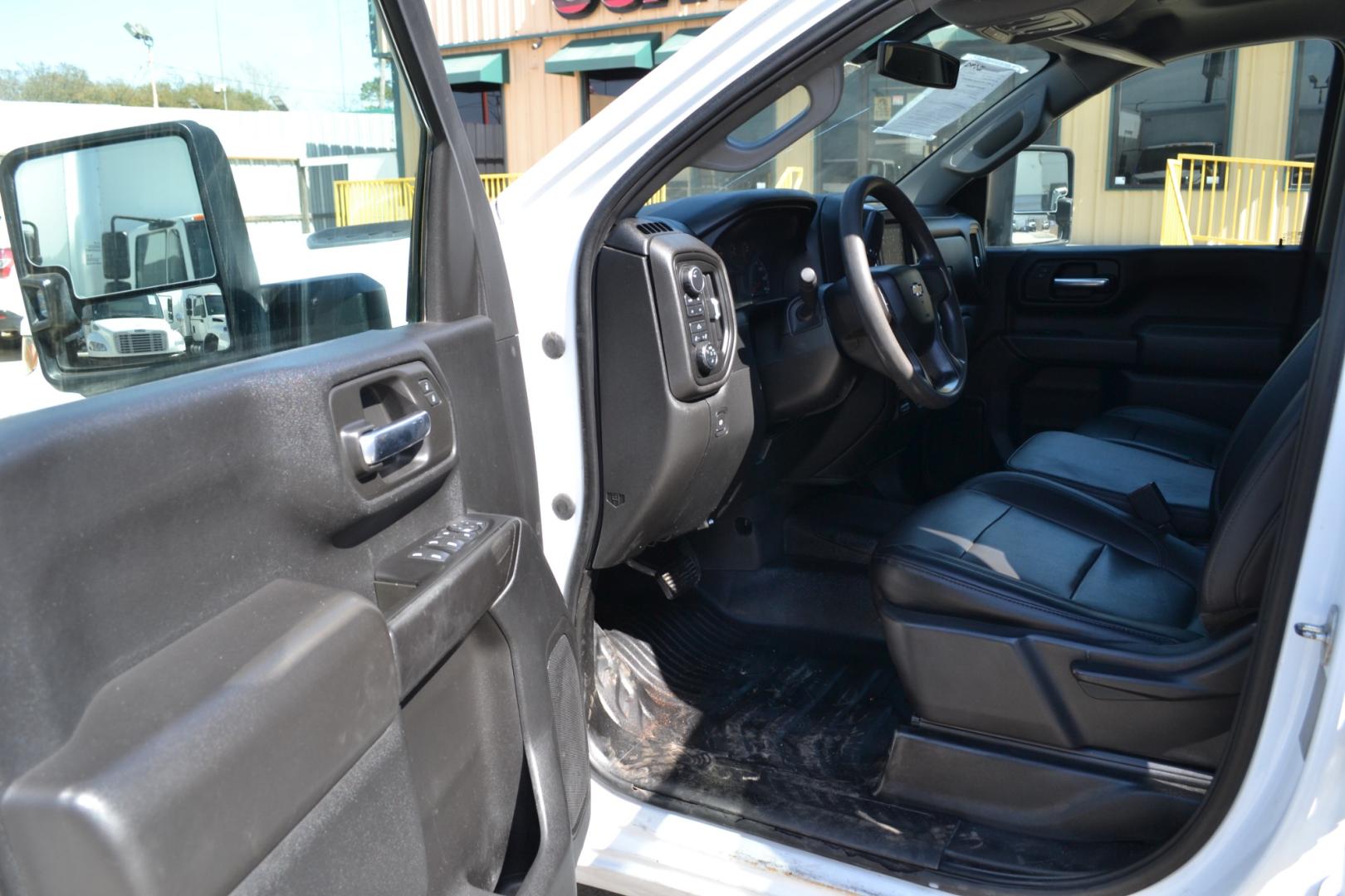 2020 WHITE /BLACK CHEVROLET 2500HD with an V8 6.6L GASOLINE engine, 6SPD AUTOMATIC transmission, located at 9172 North Fwy, Houston, TX, 77037, (713) 910-6868, 29.887470, -95.411903 - 8.5FT FLATBED, GOOSENECK HITCH, 4X4, 10,850LB GVWR , CREW CAB, WB: 158", REVERSE CAMERA, POWER WINDOWS, LOCKS & MIRRORS, TOOLBOX - Photo#14